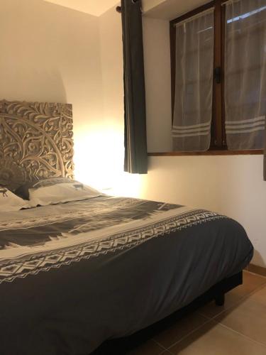a bedroom with a bed and a window at Cocon au cœur de Yvoire avec parking gratuit in Yvoire