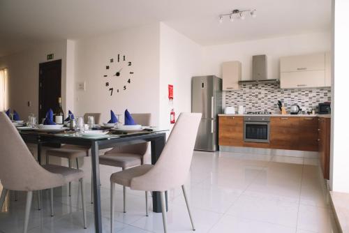 Η κουζίνα ή μικρή κουζίνα στο Modern 3 bedroom with AC apartment