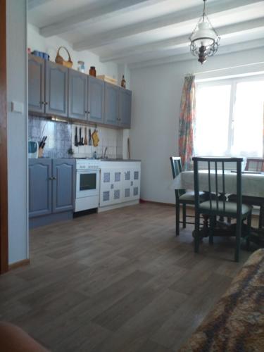 une cuisine avec une table et une salle à manger dans l'établissement GITE DANS VIGNOBLE ALSACIEN, à Westhalten