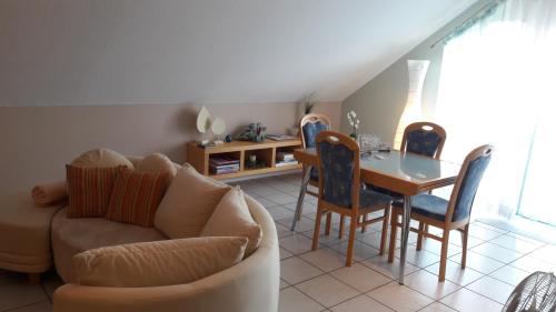 een woonkamer met een bank en een tafel bij Ferienwohnung Wölfle in Friesenheim