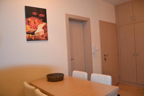 een eetkamer met een tafel en een schilderij aan de muur bij Apartmán v Starej Lesnej s balkónom in Stará Lesná