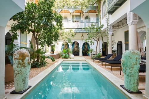 een binnenzwembad op de binnenplaats van een huis bij Riad Rafaele & SPA in Marrakesh