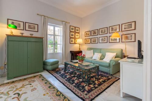 uma sala de estar com um armário verde e um sofá em Santa Cruz Apartment, 2 pax, quiet and stil em Sevilha