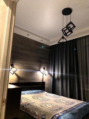 En eller flere senge i et værelse på Apartment nearby the Krytyy rynok