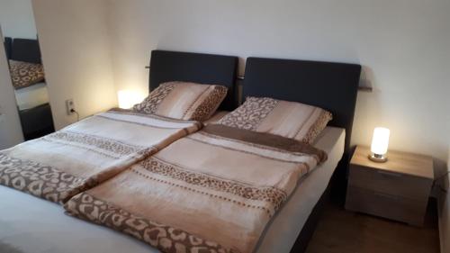 dwa łóżka siedzące obok siebie w sypialni w obiekcie Ferienhaus am Mittelberg w mieście Nordhausen