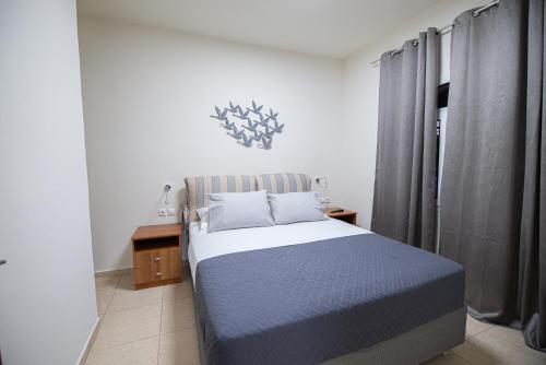 ein kleines Schlafzimmer mit einem Bett und einem Fenster in der Unterkunft Lithines Villa go green in Dhafnés