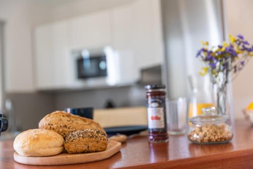 Makanan di atau berdekatan apartmen