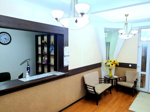 a waiting room with two chairs and a reception desk at Gostinochyi Kompleks Hillary in Temirtaū