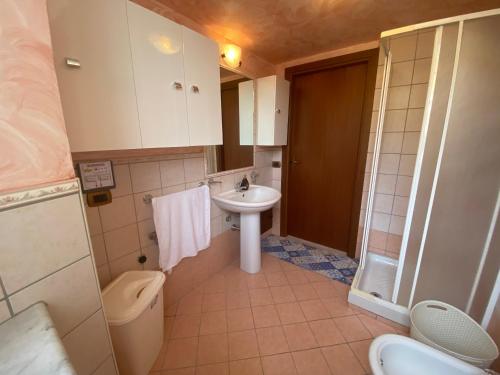 Baño pequeño con lavabo y aseo en Casa vacanza DL, en Porto Empedocle