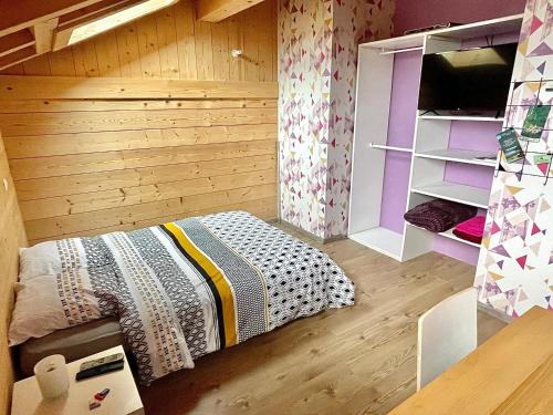 ein kleines Schlafzimmer mit einem Bett und einem offenen Schrank in der Unterkunft Chambre privée au pied des pistes - Chambre chez l'habitant - ChaletNelda com in Lamoura