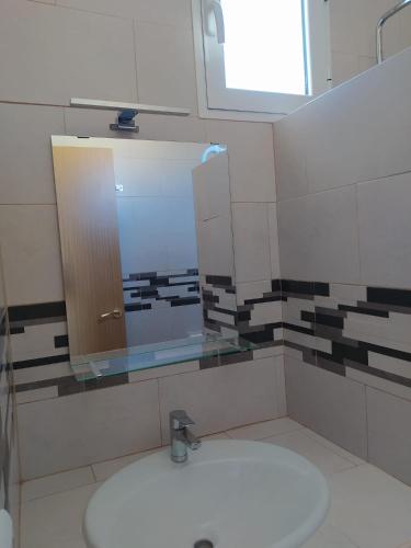 a bathroom with a sink and a mirror at LA FUENTE 2 in El Gastor