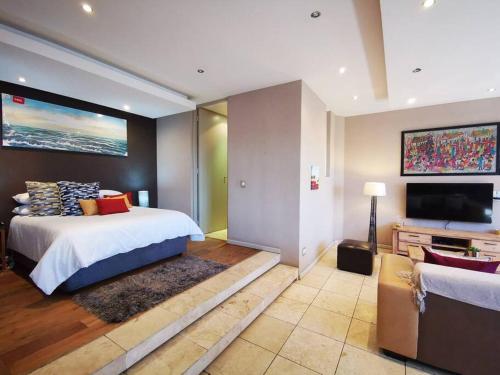 Giường trong phòng chung tại 1007-Stunning Studio apt with incredible Joburg views