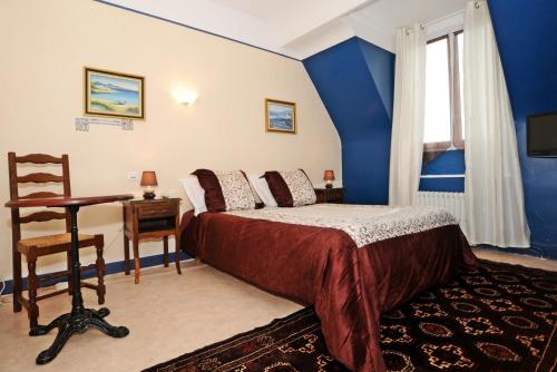 Postel nebo postele na pokoji v ubytování Hotel La Tour