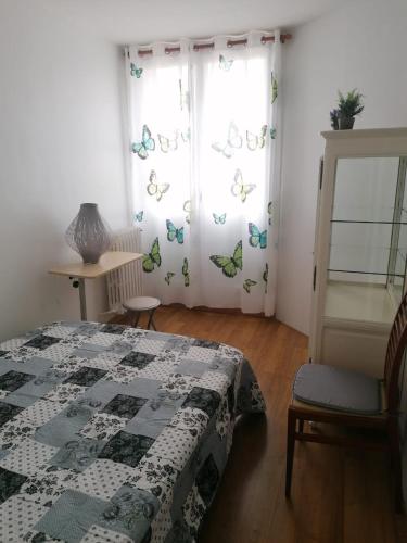 - une chambre avec un lit et une fenêtre avec des papillons dans l'établissement Dadla, à Marseille