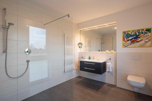 Ett badrum på Appartement "Seeadler" - Oase am Haff