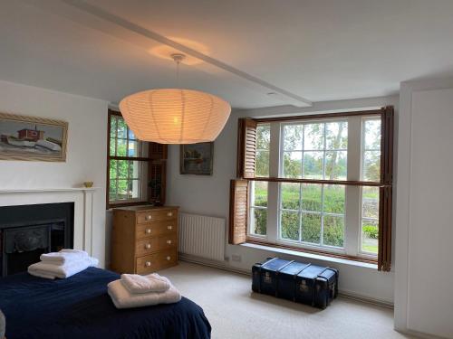 a bedroom with two beds and a chandelier at Stunning Apartment Opposite Cowdray Ruins in Heart of Midhurst in Midhurst