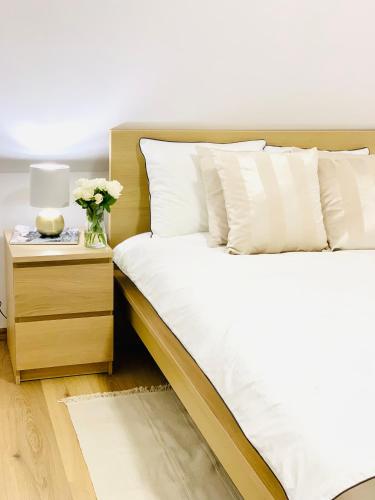 Кровать или кровати в номере Apartament w samym sercu miasta z DARMOWYM PARKINGIEM Pod Złotym Lwem -hotel VI