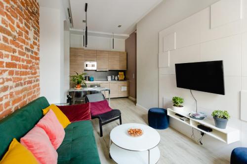 ein Wohnzimmer mit einem Sofa und einem Tisch in der Unterkunft Apartament Rynek in Breslau