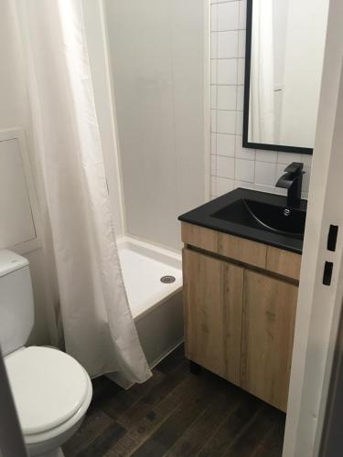 uma casa de banho com um WC, um lavatório e uma banheira em Studio 1 cabine chalet club III refait à neuf em Tignes