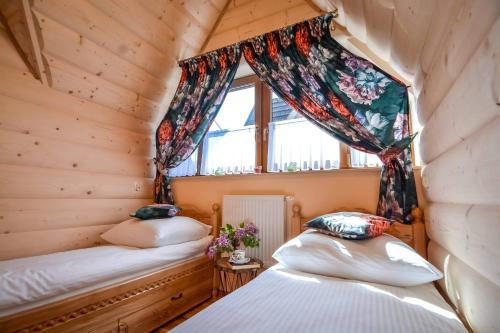Posteľ alebo postele v izbe v ubytovaní Osada Małe Ciche DOMEK z Bali