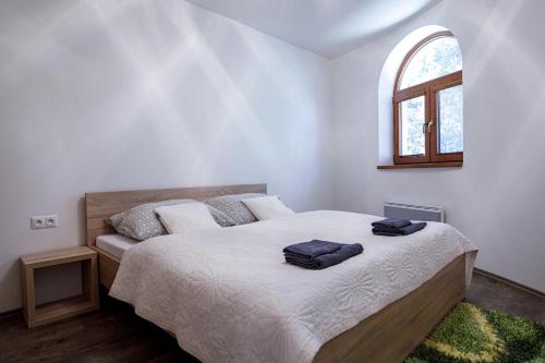 apartmán ADAM Bystrá Tále في بيسترا: غرفة نوم عليها سرير وفوط