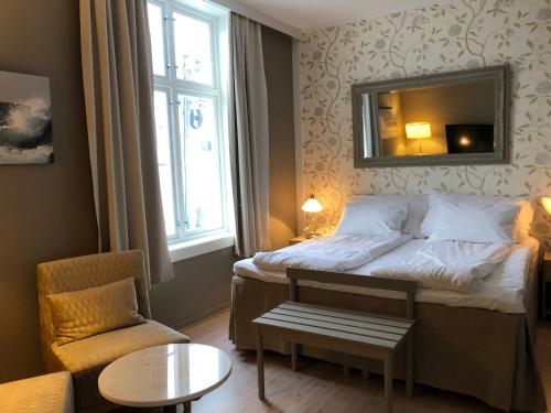 Tempat tidur dalam kamar di Risør Hotel