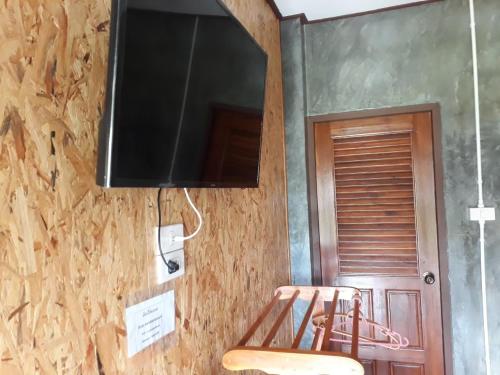 TV a/nebo společenská místnost v ubytování เฮือนไม้ชมนาด Huanmaichommanard