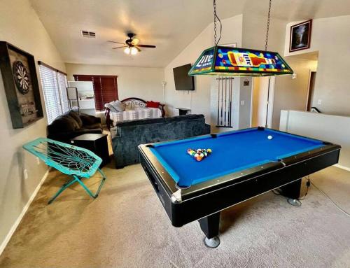 PET FRIENDLY! POOL: KING BEDS: CLOSE TO EVERYTHING