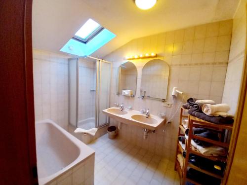 Koupelna v ubytování Aparthaus Camping Stubai