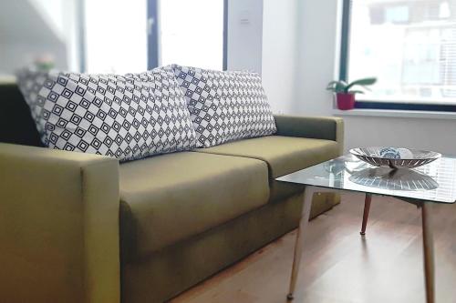 Coin salon dans l'établissement Rowing Base Apartment