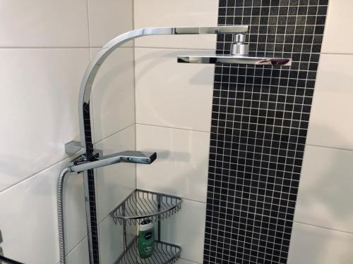 eine Dusche im Bad mit Glaswand in der Unterkunft Bungalow am Stadtwald, 24h Check-in in Wolfsburg