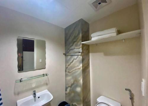 Bathroom sa 1822 Deluxe Twin Unit - Sunvida across SM City
