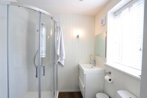 y baño con ducha, aseo y lavamanos. en Northumberland-Hideaways en Kielder