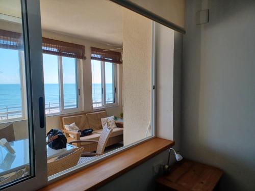mit Blick auf ein Wohnzimmer mit einem großen Spiegel in der Unterkunft Agua Marina in Arenales del Sol