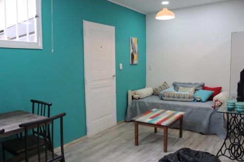1 dormitorio con cama y pared azul en Lo de Catalina en Salta