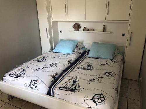 a bed in a small room with two pillows at Middelkerke green garden in Middelkerke