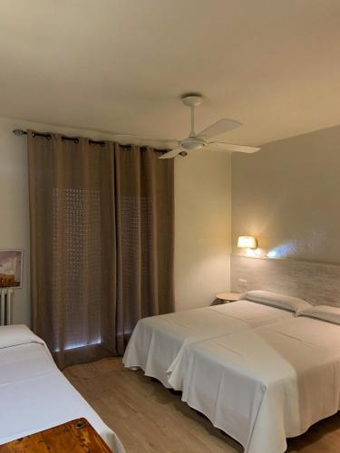 Hotel & Restaurant Figueres Parcにあるベッド