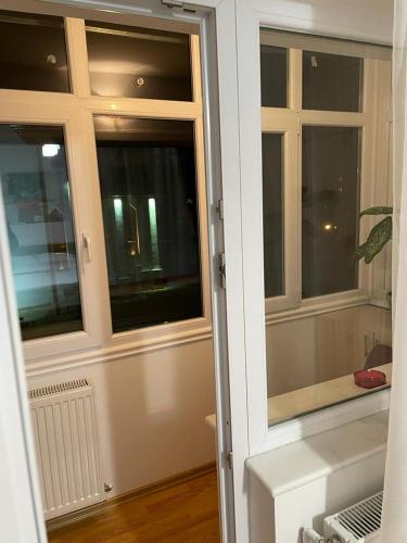 Pokój z 2 oknami i biurkiem z klawiaturą w obiekcie Urban Chic Apartment w mieście Orăştie