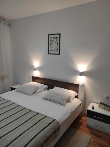 sypialnia z dużym łóżkiem z 2 poduszkami w obiekcie Apartman Gina w mieście Labin
