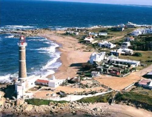 una vista aérea de un faro en una playa en Alquiler Habitación Independiente en el centro de José Ignacio! en José Ignacio