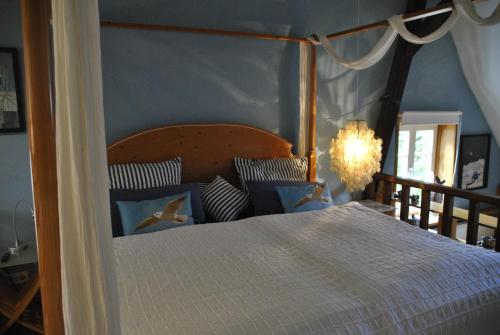 a bedroom with a large bed with a wooden headboard at Lieblingsplatz in Bremen