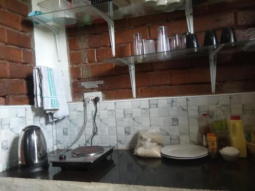 Kuchyň nebo kuchyňský kout v ubytování Plastic Bottles House