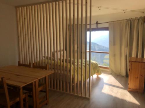 1 dormitorio con cama, mesa y ventana en JUPILUC-PILA Studio 56 CIR 0064 en Pila