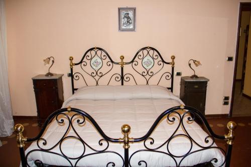 a bed in a bedroom with two night stands at Appartamento Porta Crucifera in Arezzo