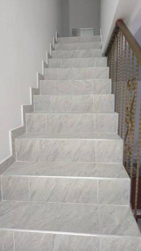 a staircase with white marble steps in a house at Casa en conjunto campestre, rana y bolirrana incluido. in Apulo