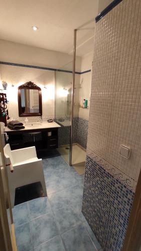 y baño con ducha, lavabo y espejo. en Casa MO, en Sabadell