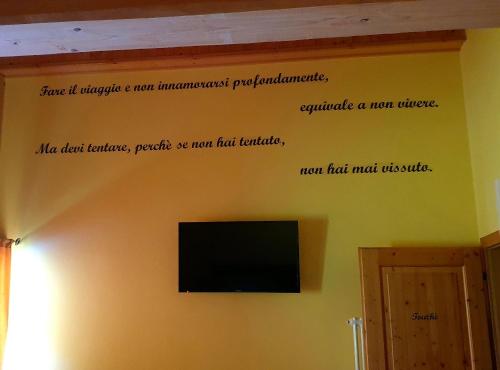 Μια τηλεόραση ή/και κέντρο ψυχαγωγίας στο Chalet Chapeau RaR
