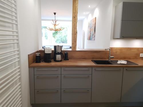 cocina con encimera con fregadero y ventana en Ferienwohnung am Jungbrunnen 1, en Bad Harzburg