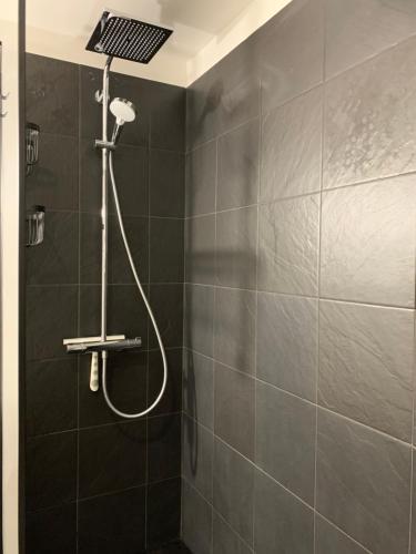 una doccia con soffione in un bagno di Home Vars a Vars