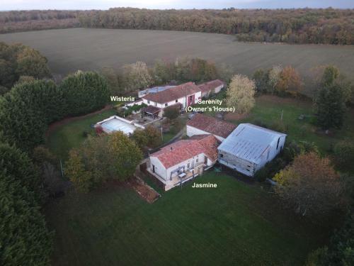 Photo de la galerie de l'établissement Wisteria & Jasmine, à Génouillé